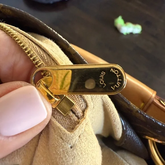 Louis Vuitton Artsy MM Monogram Bag - Picture 12 of 16